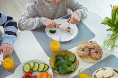 Kahvaltı sahnesinin kapanışı. Yukarıdan görüntüle