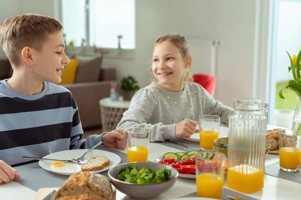 Tonårsbror Och Tonårssyster Äter Hälsosam Frukost Hemma Innan Skolan — Stockfoto