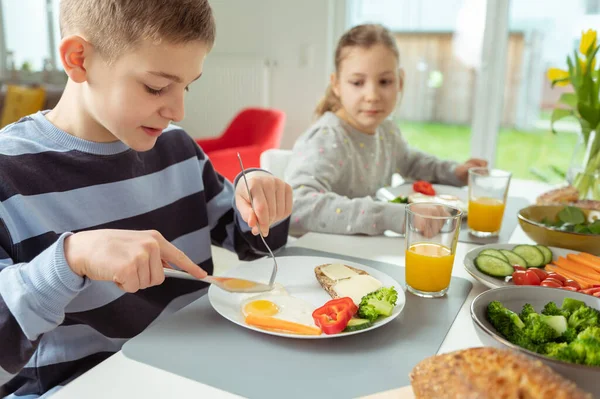 Genç Erkek Kız Kardeş Okuldan Önce Evde Sağlıklı Kahvaltı Yapıyorlar — Stok fotoğraf