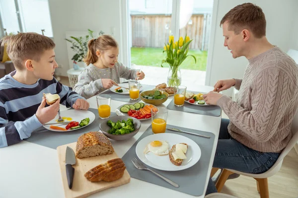 朝家で健康的な朝食を食べている家族 — ストック写真