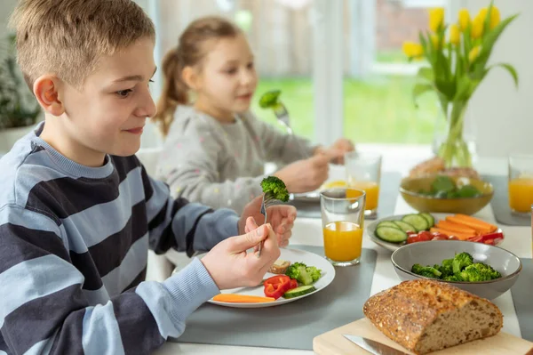 ティーン兄と妹食べる健康朝食で自宅前学校 — ストック写真