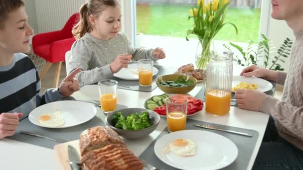 Familia Feliz Desayunando Sano Casa Video Cámara Lenta — Vídeos de Stock