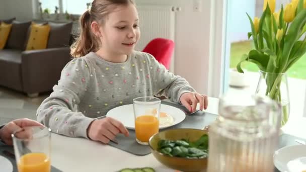 十代の女の子持っています健康家族の朝食に家 — ストック動画