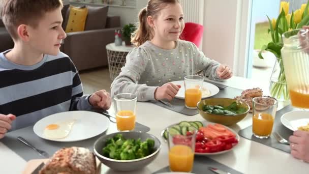 Vídeo Cámara Lenta Niños Felices Desayunando Saludablemente Casa — Vídeo de stock