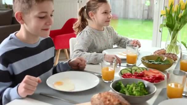 Niños Tomando Desayuno Familiar Salud Casa — Vídeo de stock