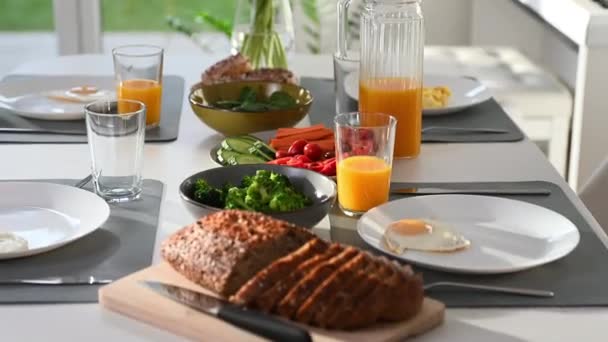 60Fps Panorámica Vídeo Una Mesa Con Desayuno Listo — Vídeos de Stock