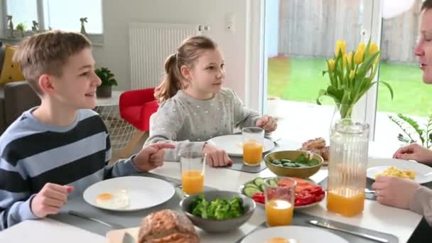 Bonne Famille Prenant Petit Déjeuner Sain Maison Vidéo Stabilisée Par — Video