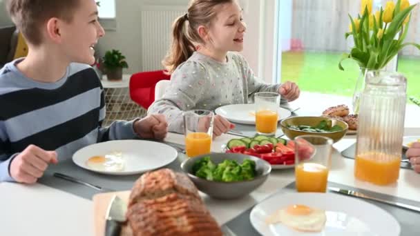 自宅で家族の朝食を食べている子供たち — ストック動画