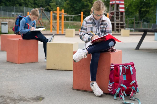 Manliga Och Kvinnliga Klasskamrater Studerar Skolgården Efter Lektionerna — Stockfoto