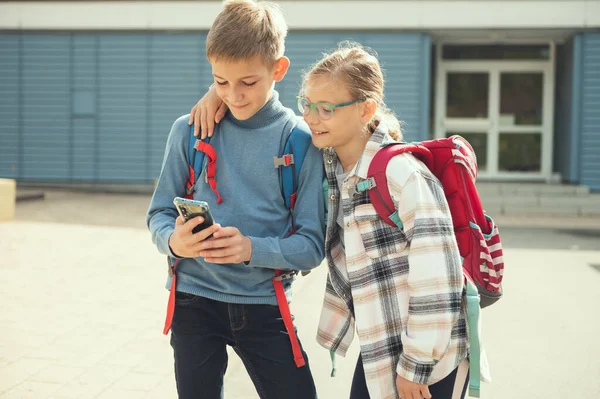 Adolescentes Crianças Idade Escolar Brincando Com Telefone Celular Quintal Escola — Fotografia de Stock