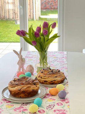 Paska, kulich, lale ve renkli paskalya yumurtalarıyla güzel bir bahar Paskalya masası.