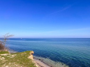Kuzey Almanya 'da beyaz kum ve bulutlu gökyüzü ile mavi Baltık Denizi manzarası
