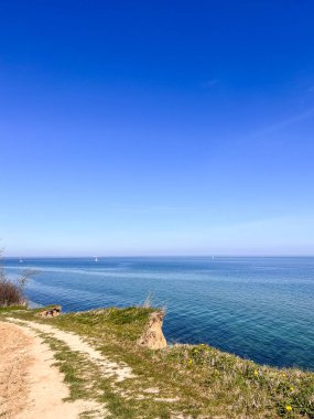 Kuzey Almanya 'da beyaz kum ve bulutlu gökyüzü ile mavi Baltık Denizi manzarası