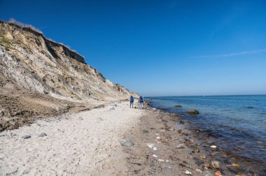 Blu 'daki büyük uçurumun güzelliği Baltık Denizi' ni taşlarla kaplıyor.