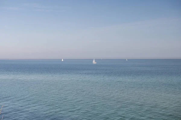 Cielo Azul Sin Nubes Con Agua Clara Veleros Lejos Costa — Foto de Stock