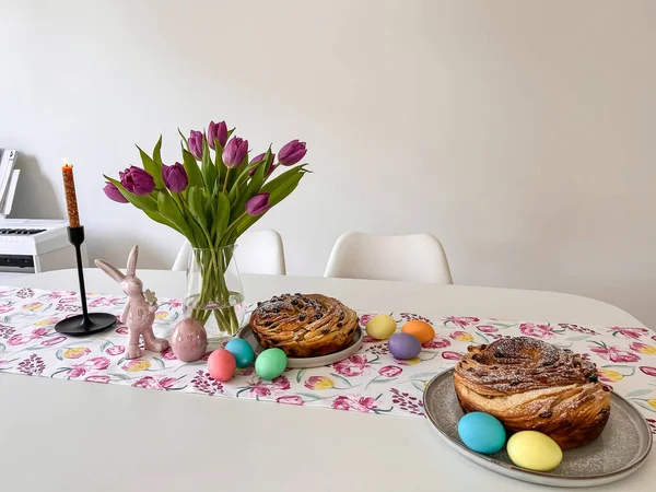 Beautiful Spring Easter Table Paska Kulich Tulip Colorful Easter Eggs — Stok fotoğraf