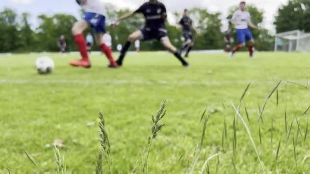 60Fps Video Von Europäischem Fußballspiel Von Teenie Jungen Auf Grünem — Stockvideo