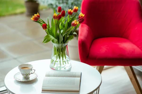 Tulipanes Frescos Primavera Jarrón Vidrio Una Taza Café Con Libro —  Fotos de Stock