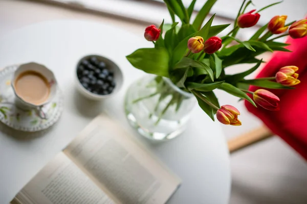 Tulipanes Frescos Primavera Jarrón Vidrio Una Taza Café Con Libro —  Fotos de Stock