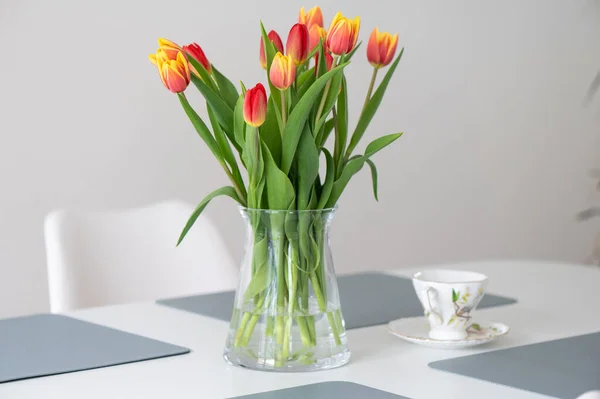 Kolorowe Świeże Tulipany Szklanym Wazonie Stole — Zdjęcie stockowe