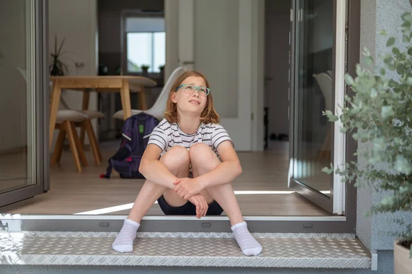 Fatigué Jolie Écolière Assis Sur Escalier Maison Terrase Une Attente — Photo