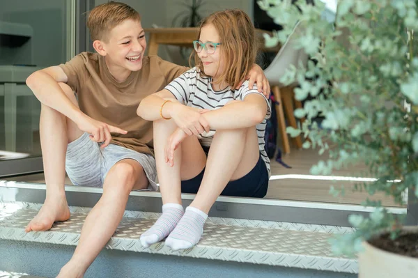 Due Fratelli Adolescenti Felici Che Divertono Insieme Seduti Sul Portico — Foto Stock