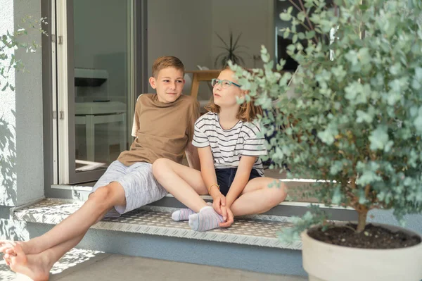 Dos Hermanos Adolescentes Felices Divirtiéndose Juntos Sentados Porche Terraza — Foto de Stock