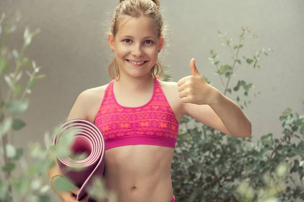 Tonåring Blond Flicka Håller Yogamatta Och Visar Tummen Upp Tecken — Stockfoto