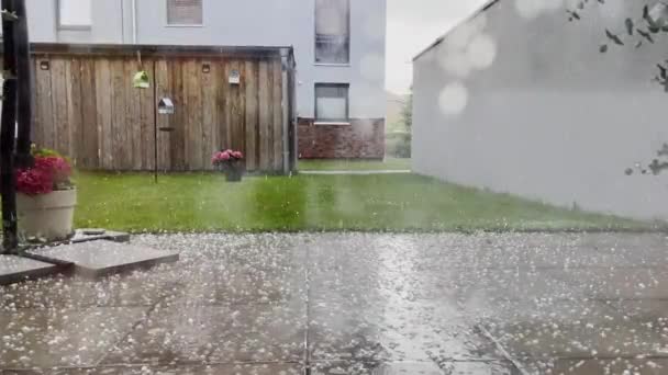 Video Fallande Hagelstenar Och Regn Moderna Terrasser Med Blommor Sommaren — Stockvideo