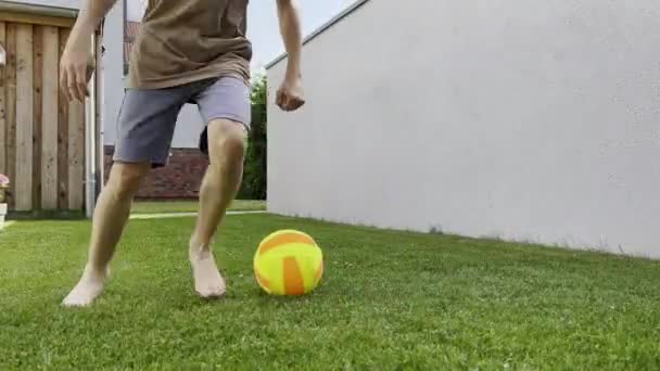 Närbild Video Pojkar Ben Leka Med Bollen Grönt Gräs Sommarlov — Stockvideo