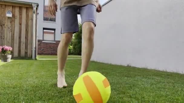 Blisko Wideo Chłopców Nogi Gry Piłką Zielonej Trawie Letnie Wakacje — Wideo stockowe
