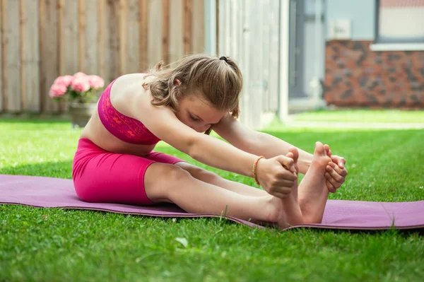 Feliz Niña Hermosa Haciendo Ejercicios Estiramiento Estera Yoga Uniforme Deportivo —  Fotos de Stock