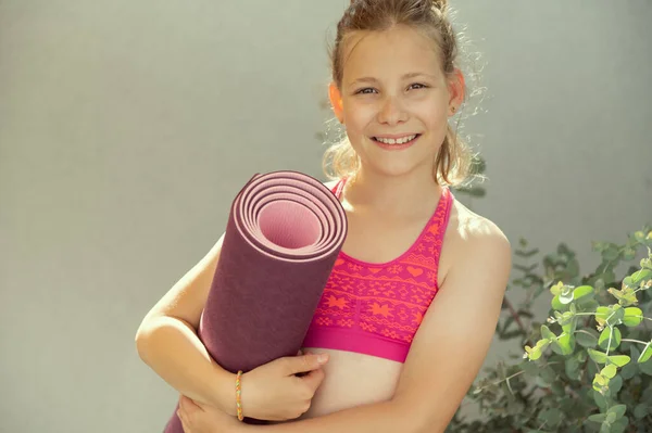 Adolescente Bonita Chica Sosteniendo Estera Yoga Antes Del Entrenamiento —  Fotos de Stock