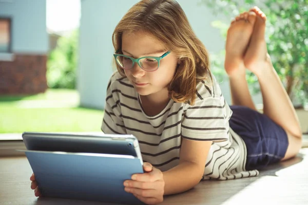 Hübsches Teenie Mädchen Brille Liegt Mit Tablet Hause Auf Dem — Stockfoto