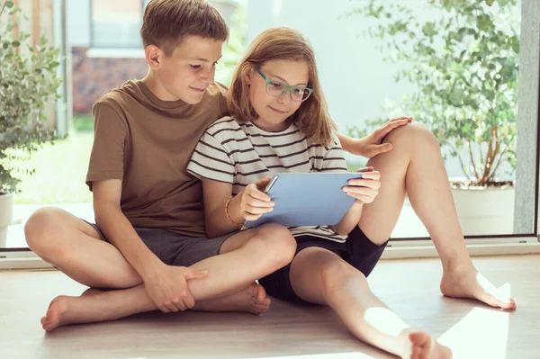 Happy Teenage Siblings Children Playing Using Tablet Outdoor Home Summer — Zdjęcie stockowe