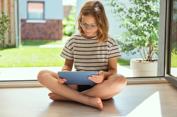 夏天阳光明媚的日子 漂亮的姑娘坐在那里 拿着平板电脑玩耍或冲浪 — 图库照片