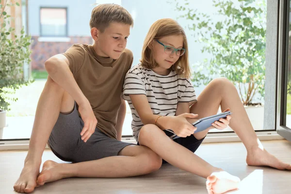 Δύο Ευτυχισμένα Παιδιά Που Παίζουν Tablet Εξωτερική Στο Σπίτι Ηλιόλουστη — Φωτογραφία Αρχείου