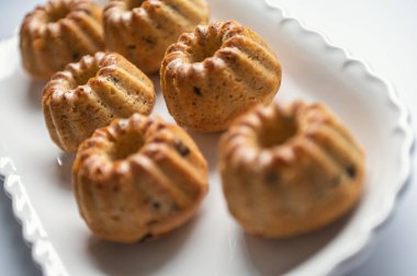 Doğum günü partisinde masada beyaz tabakta lezzetli kekler.