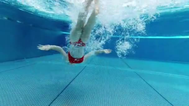 Kleines Mädchen Taucht Den Sommerferien Schwimmbad — Stockvideo