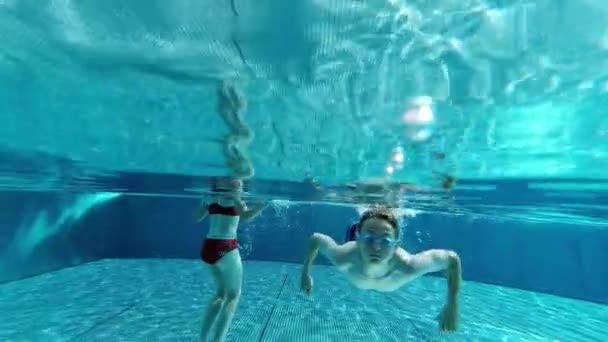 Niños Adolescentes Felices Divirtiéndose Bajo Agua Azul Piscina — Vídeos de Stock