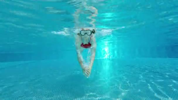 60Fps Video Chica Adolescente Feliz Nadando Bajo Agua Piscina Día — Vídeos de Stock