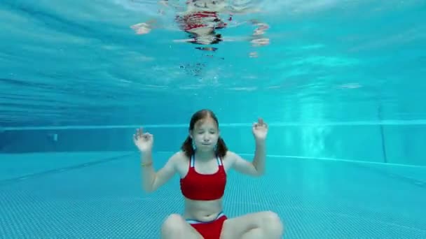 Slow Motion Video Adolescenta Amuzant Fata Costum Baie Roșu Așezat — Videoclip de stoc