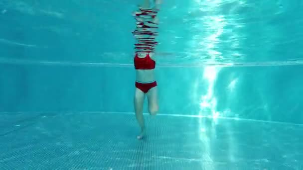 60Fps Video Water Running Little Girl Red Swimsuit — Stockvideo