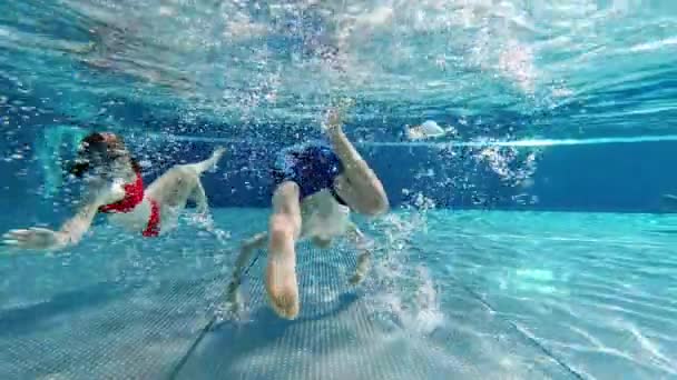 Vídeo Cámara Lenta Niños Felices Divirtiéndose Bajo Agua Piscina Durante — Vídeos de Stock