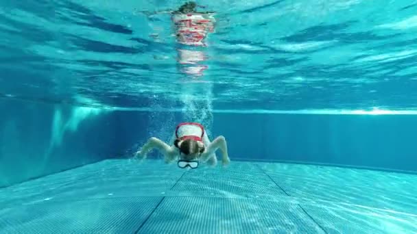 Slow Motion Video Portrait Cute Little Girl Diving Swimming Pool — Vídeos de Stock