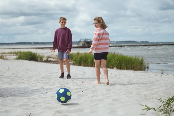 Happy Teen Children Joyful Playing Voleyball White Summer Beach Summer — Stockfoto