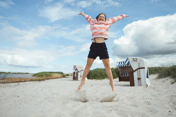 Hübsches Und Glückliches Teenie Mädchen Beim Fröhlichen Springen Weißen Strand — Stockfoto