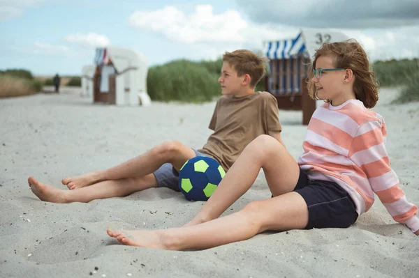 Cute Teenage Paar Children Sitting Summer White Beach Summer Holidays — Fotografia de Stock