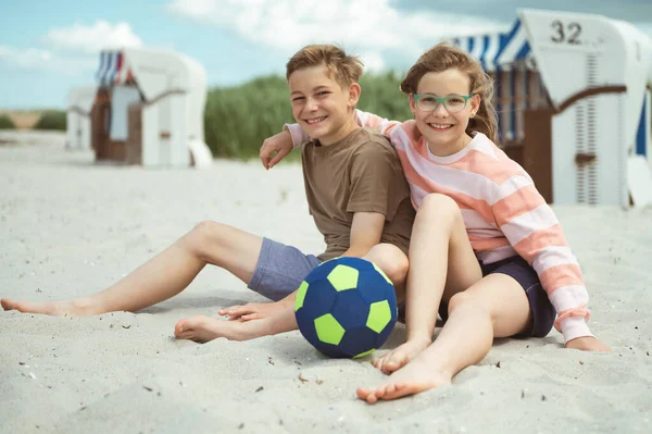 Happy Teen Children Sitting Joyful Talking White Beach Baltic Sea — Zdjęcie stockowe