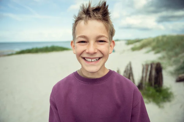 Portret Van Knappe Tiener Jongen Het Strand Met Wit Zand — Stockfoto